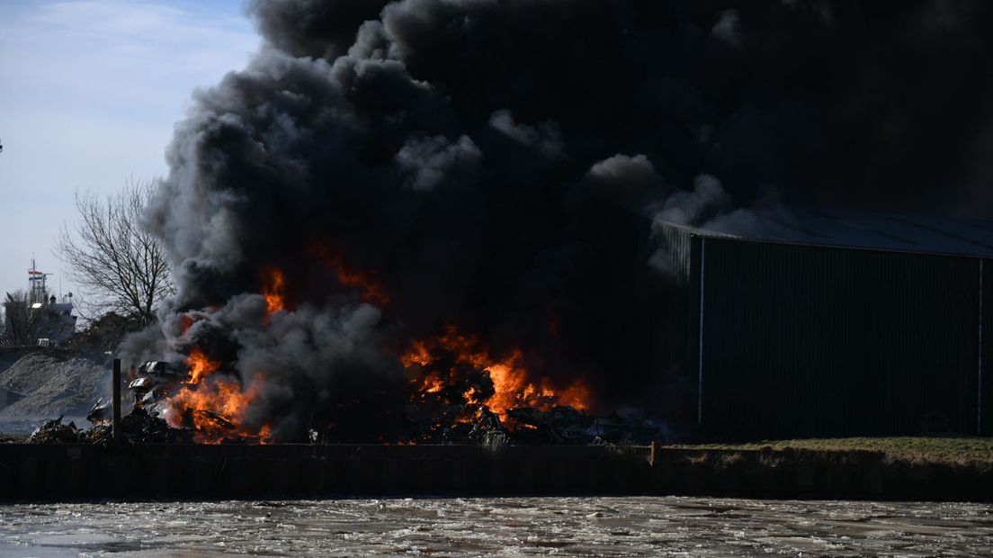 Bij het bedrijf zou een aantal sloopauto's in brand staan