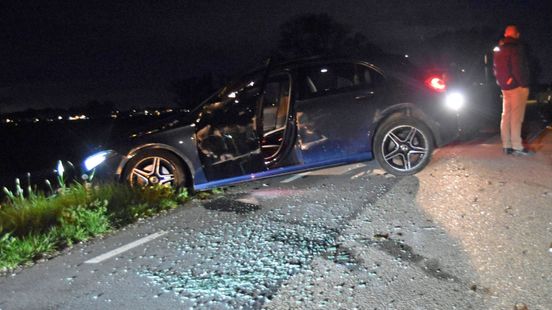 Auto rijdt twee betonnen palen uit de grond