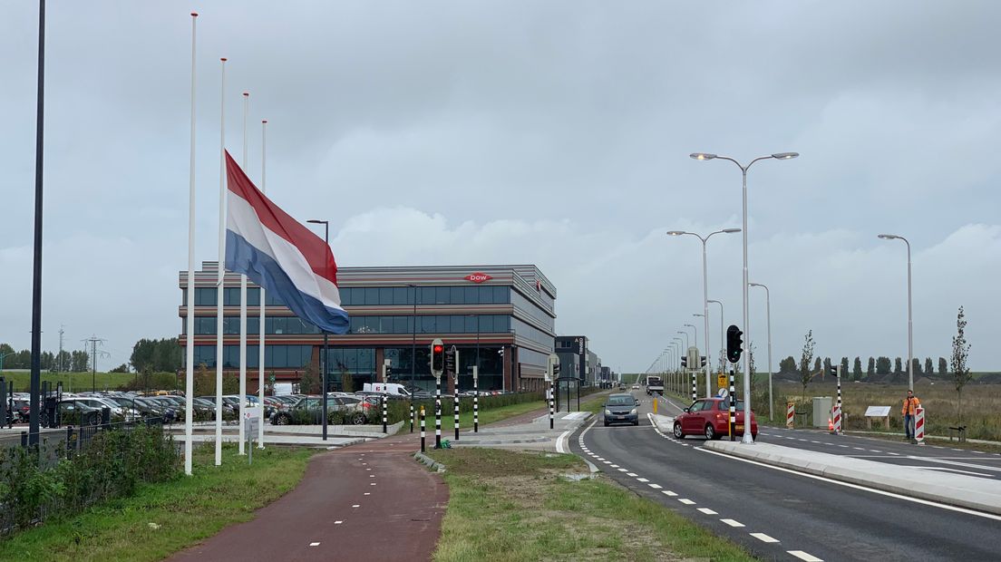 De vlag bij het hoofdkantoor van Dow hangt halfstok vanwege het dodelijk ongeval