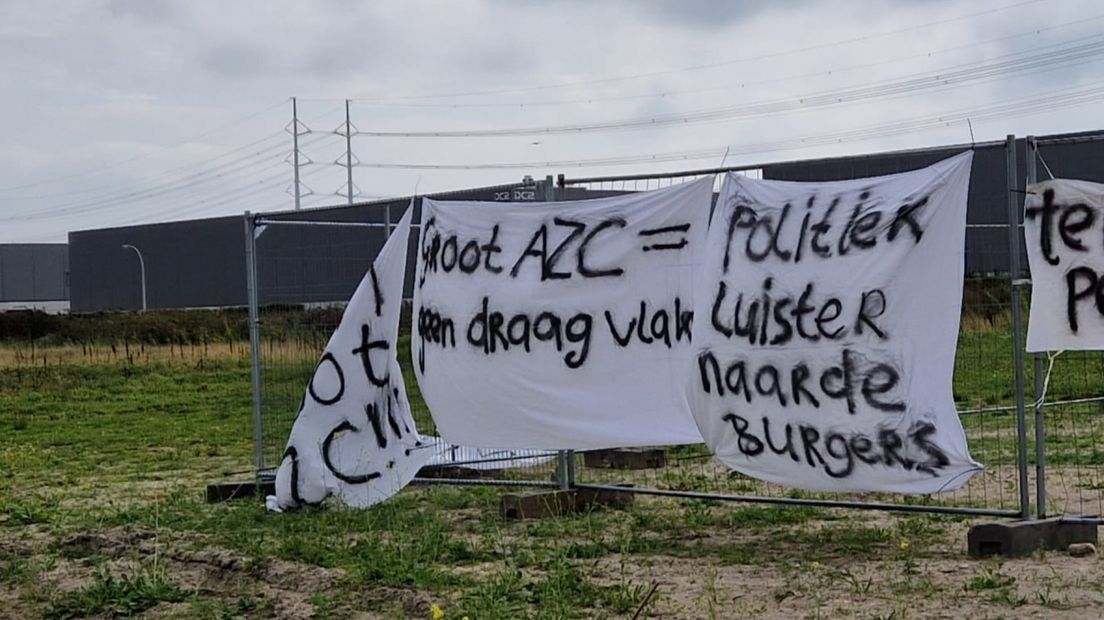 Vorige maand hingen spandoeken op de plek waar de opvangplek moet komen
