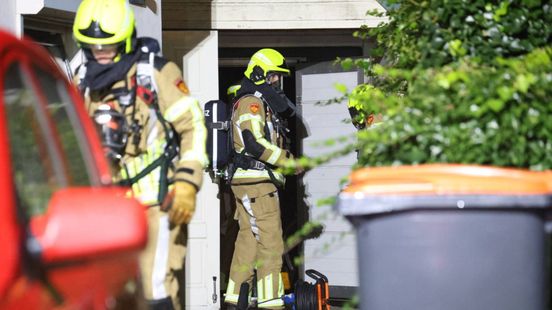 Brand in woning, buurtbewoner schiet te hulp
