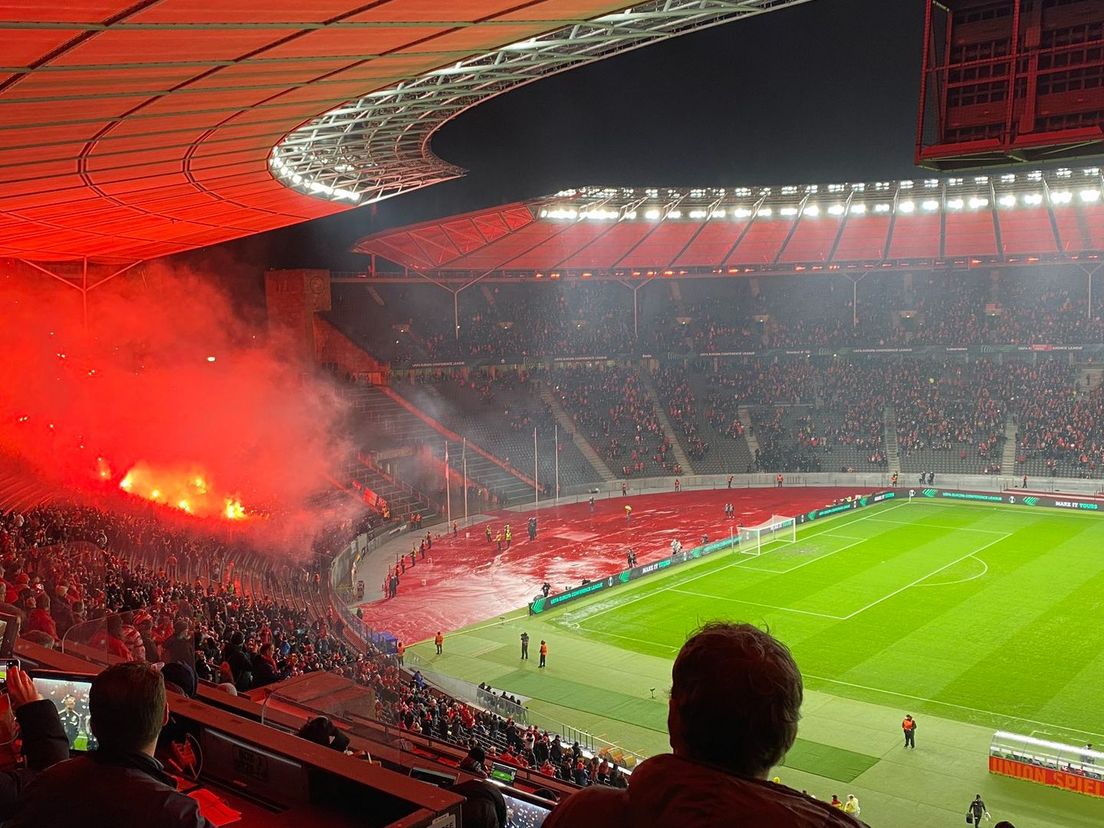 In het uitvak werd veel vuurwerk afgestoken toen de spelers het veld opkwamen.