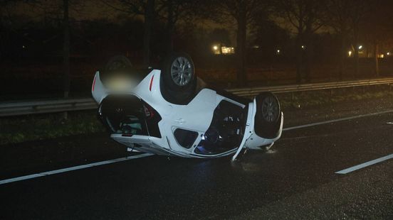 Veel schade bij zwaar ongeval op A30, inzittenden met schrik vrij. Veel schade bij zwaar ongeval op A30, inzittenden met schrik vrij.