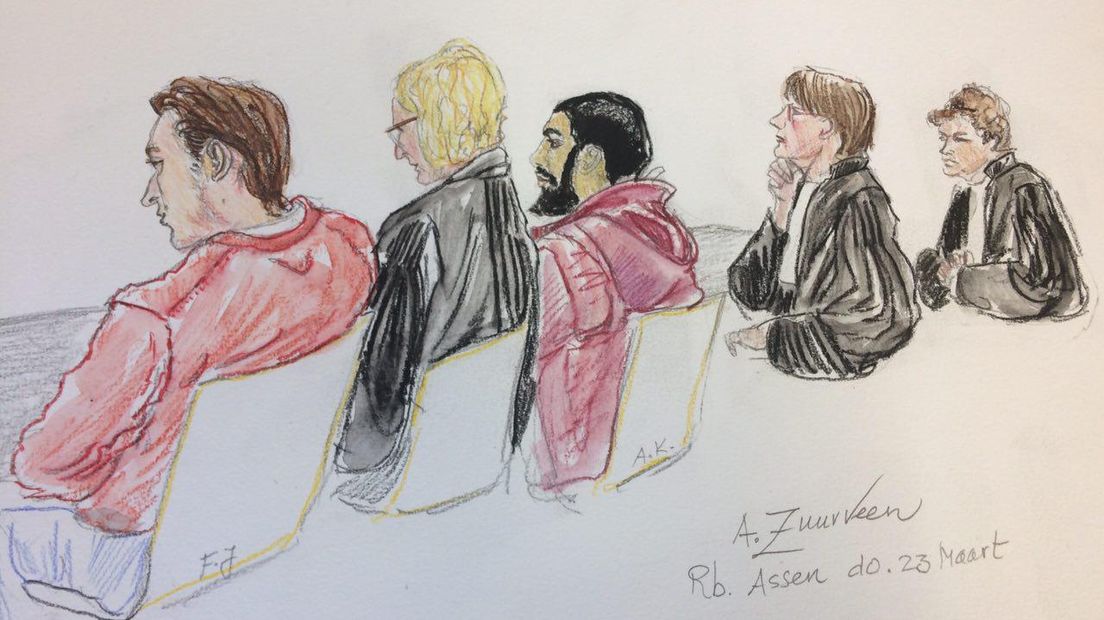 De twee Belgische verdachten met hun advocaten (tekening: Annet Zuurveen)