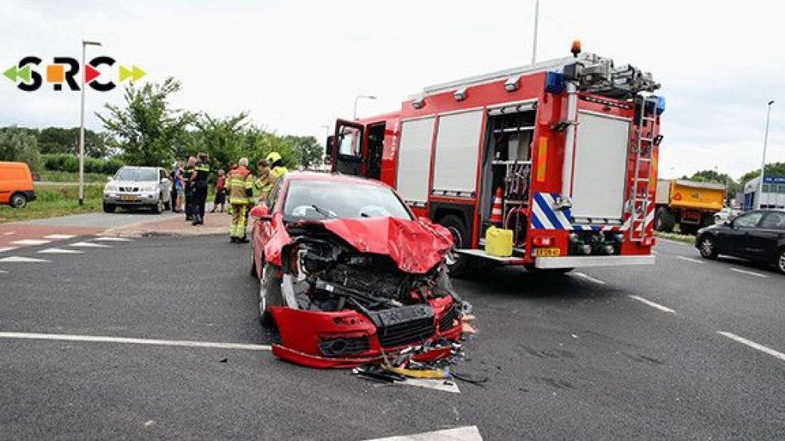 Aanrijding tussen tractor met aanhanger en personenauto in Vuren