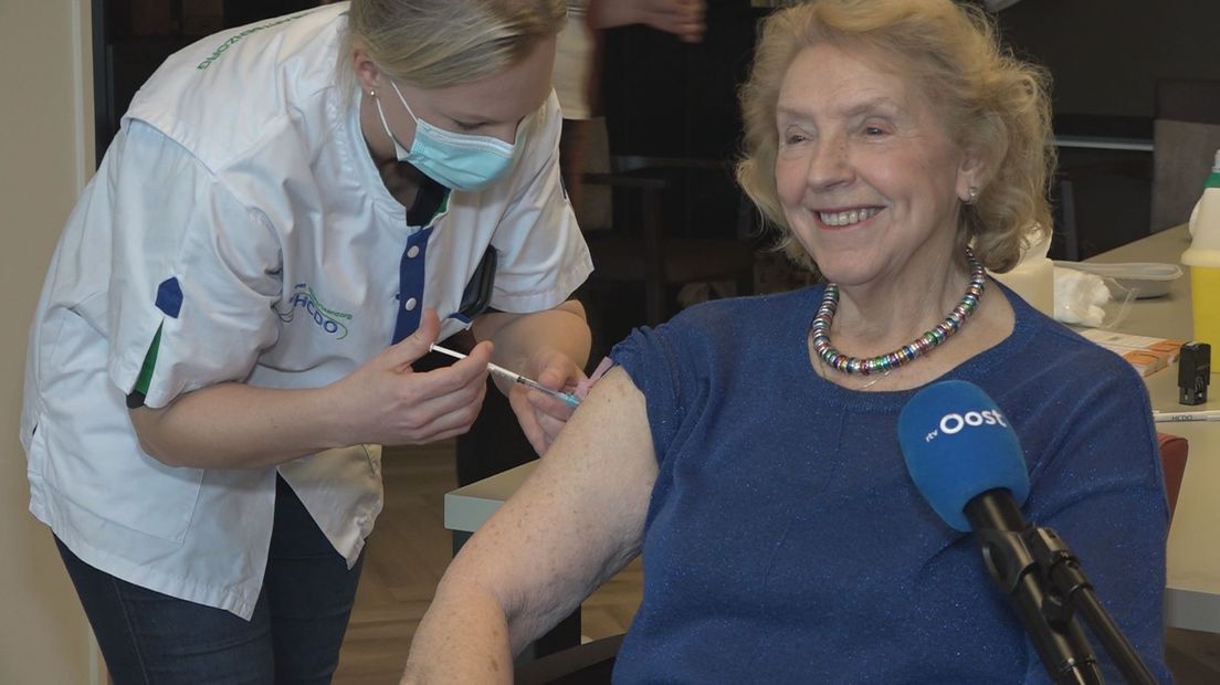 Eerste bewoners zorgcentra in Overijssel gevaccineerd: "Dubbel gevoel"