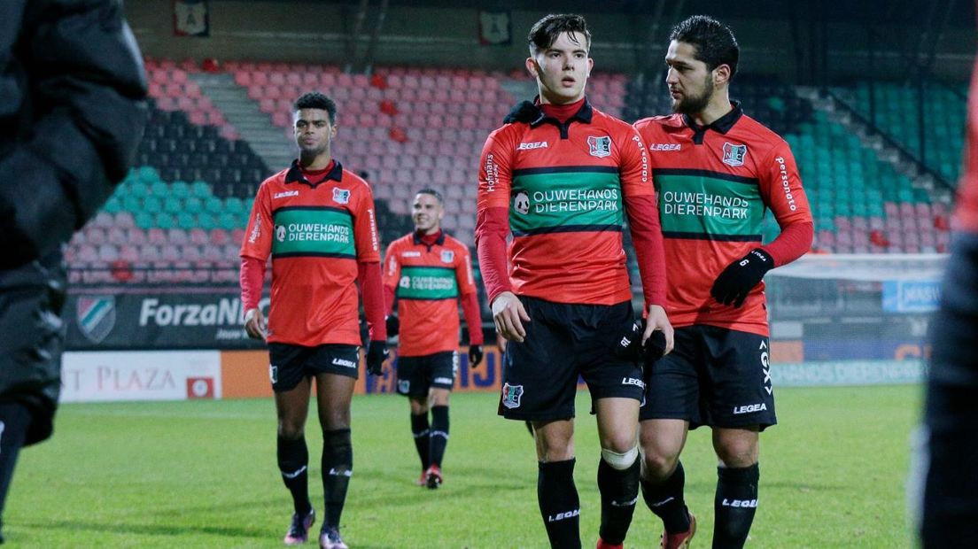NEC heeft de koppositie in de eerste divisie verspeeld door een 1-1 gelijkspel thuis tegen Helmond Sport. De Nijmegenaren waren te slordig en te laks.