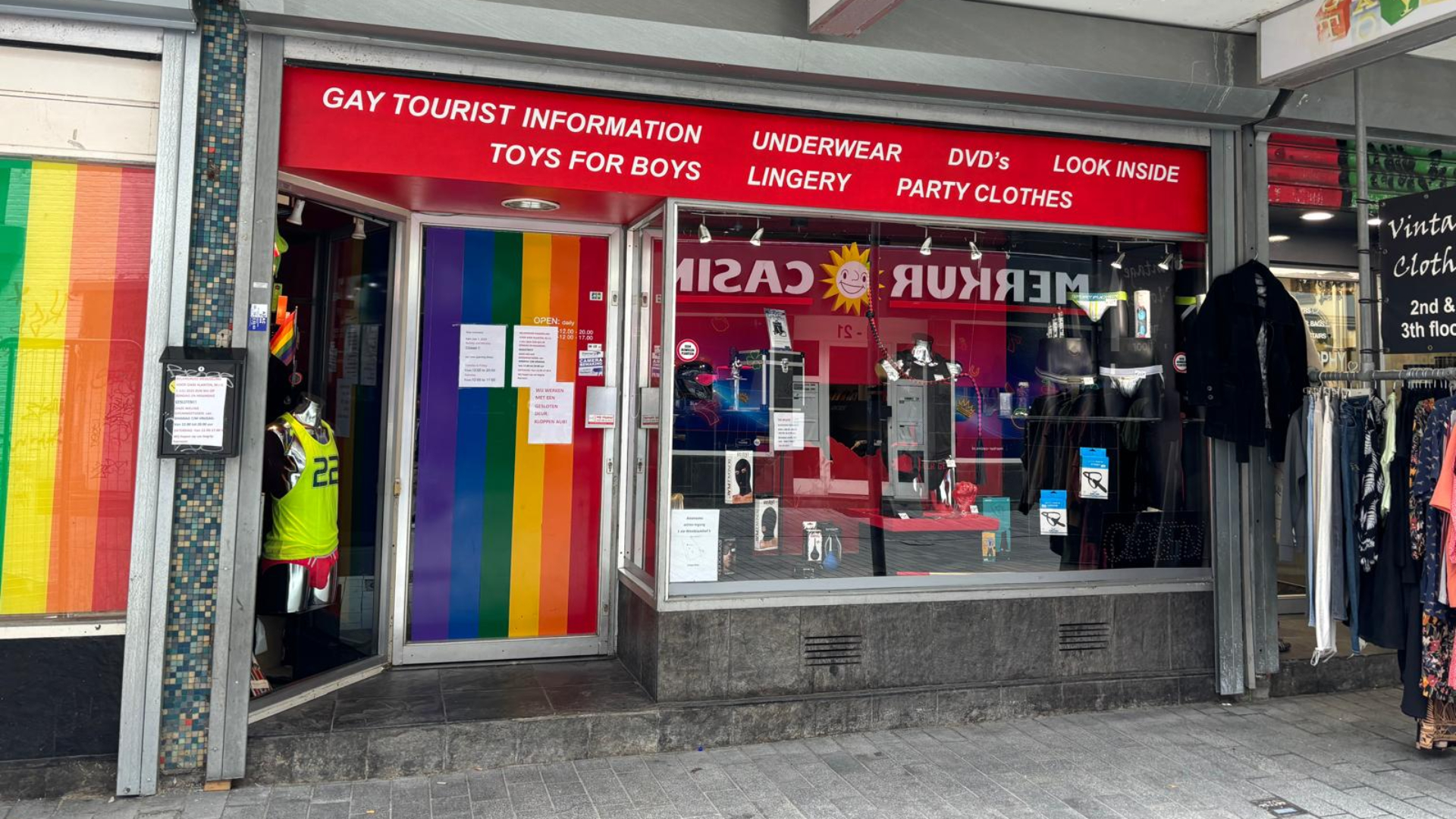 De winkel aan de Keerweer in Rotterdam die wordt geteisterd door homohaat.
