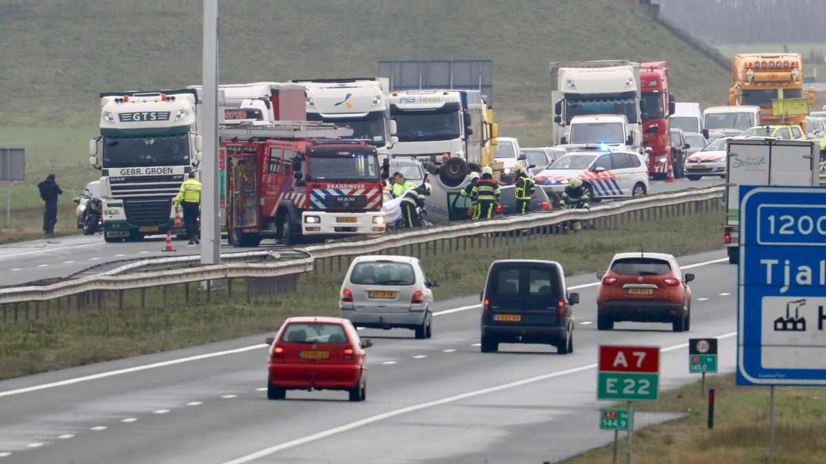Ernstig ongeluk op de A7; een auto over de kop geslagen