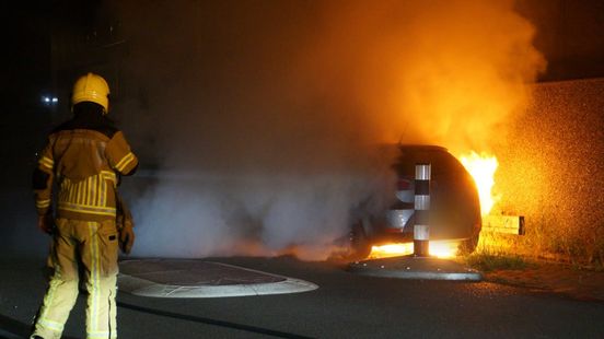 Twee auto's in lichterlaaie in Almelo Nieuws