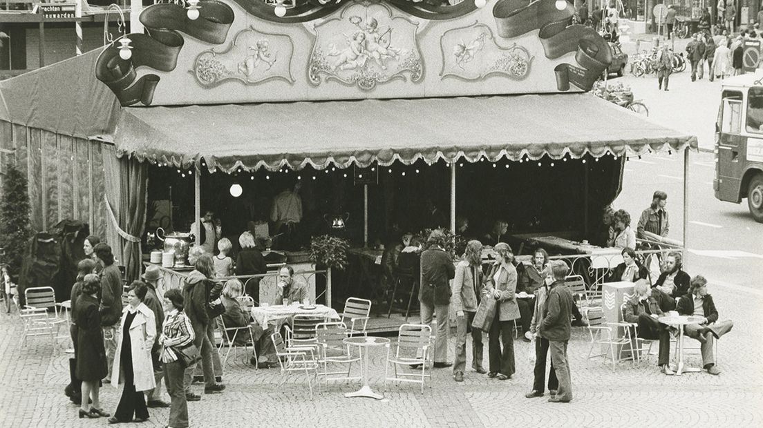 Drukte bij de poffertjeskraam op de Grote Markt