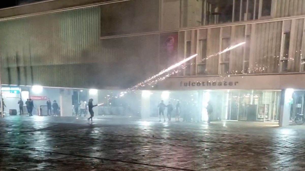 Agenten onder vuur genomen met zwaar vuurwerk bij rellen IJsselstein
