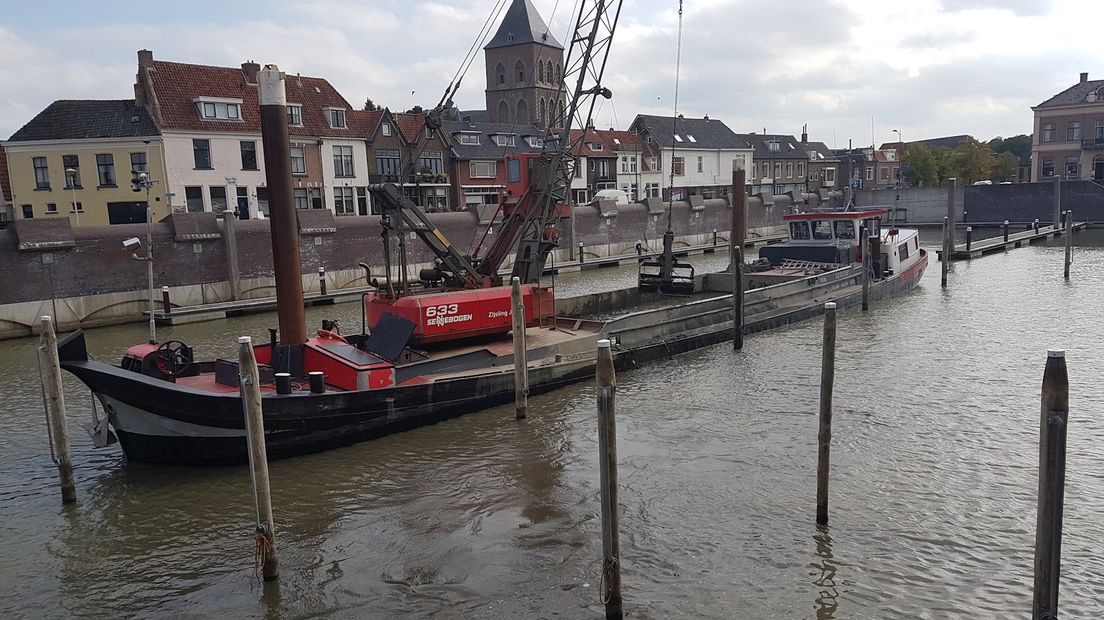 Baggeren in de Oude Buitenhaven in Kampen