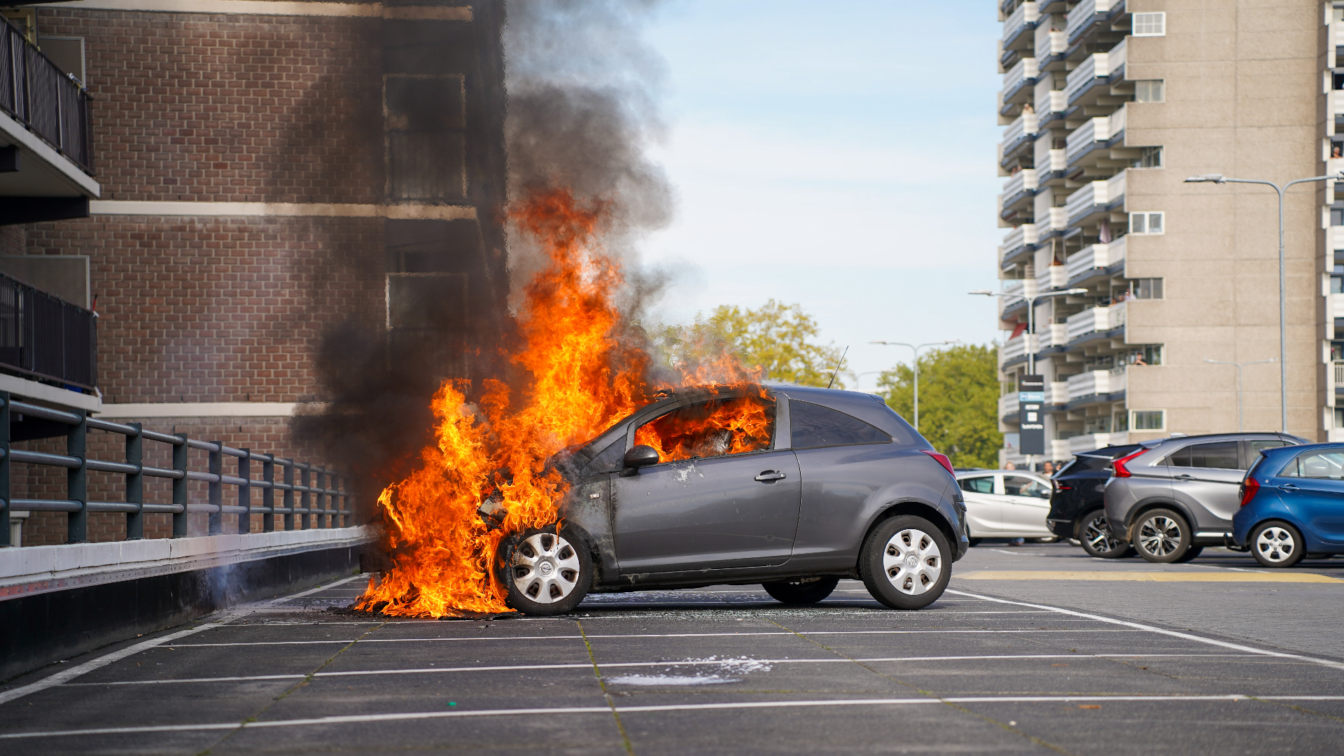 Vlammen sloegen uit de auto en zwarte rook kwam vrij.