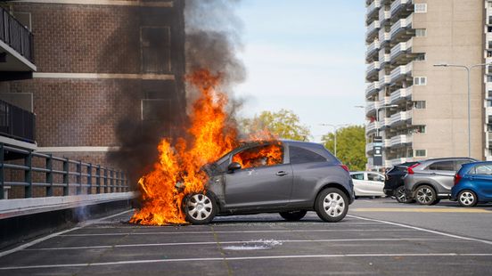 Auto in brand op parkeerdek winkelcentrum, brandweerauto blijkt te zwaar