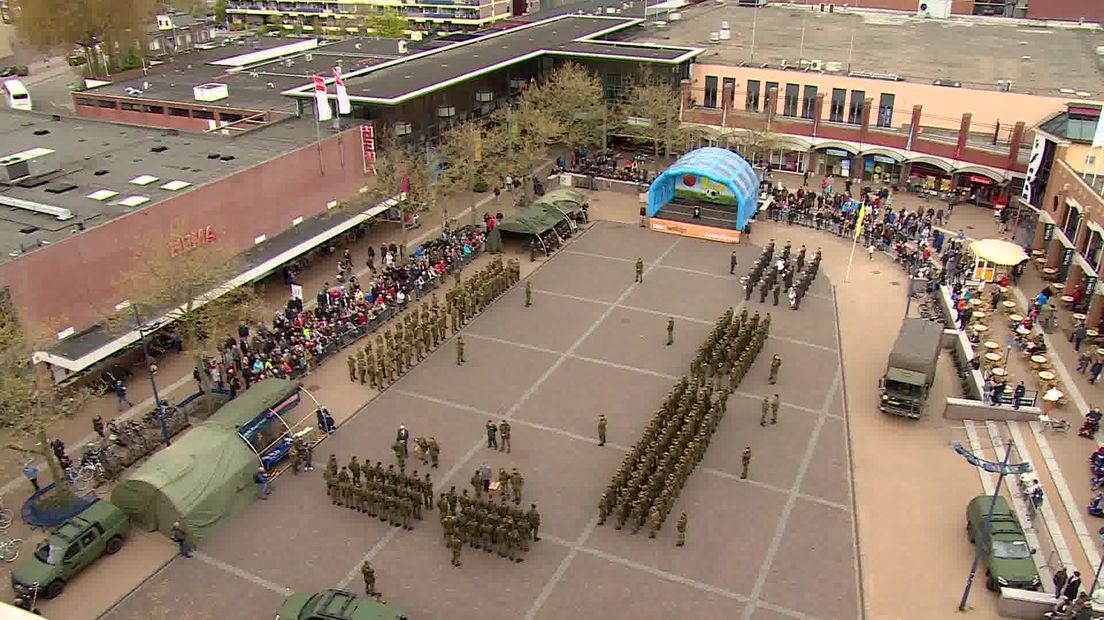 De ceremonie op het Koopmansplein (Rechten: RTV Drenthe/Jeroen Kelderman)