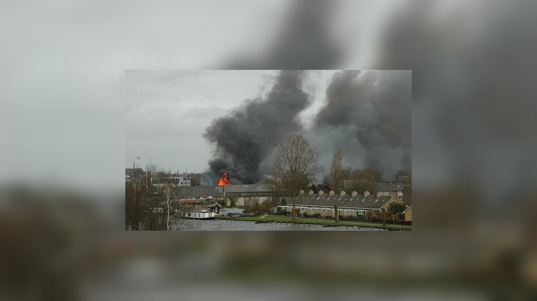 By de útslaande brân komt asbest frij (foto Tim Zittersteijn)