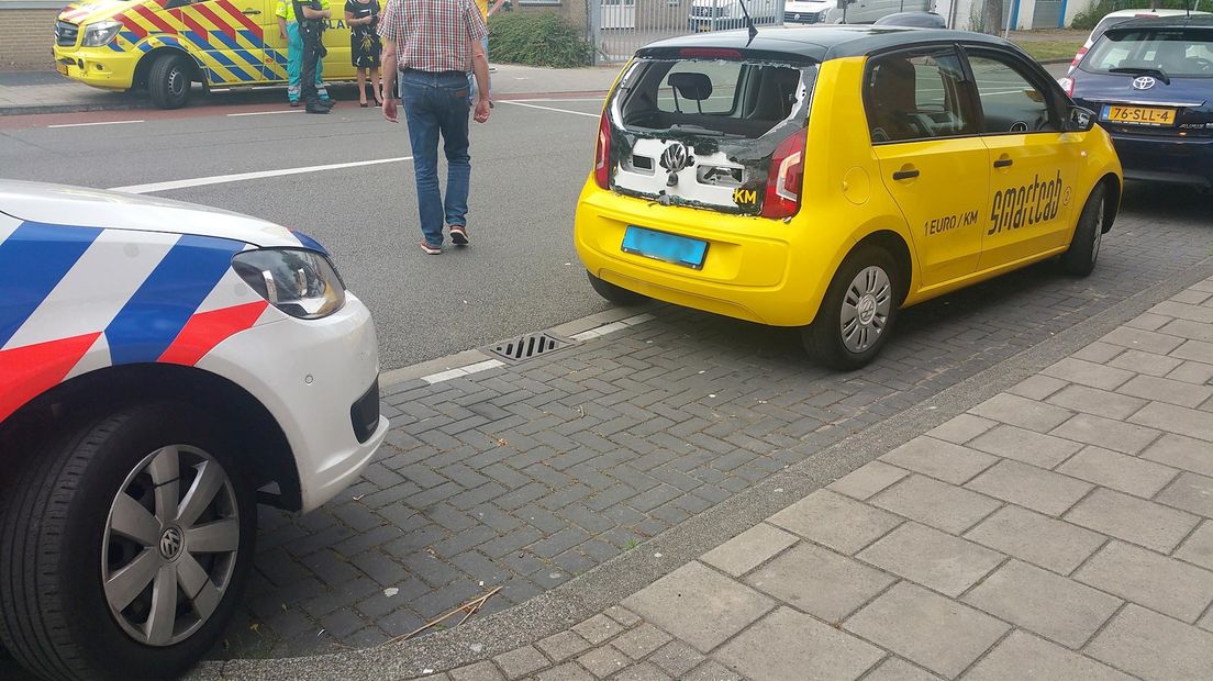 Bestelbus ramt taxi in Enschede