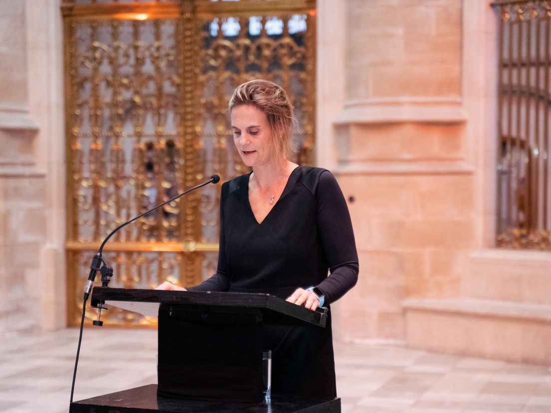 Merel Leeman tijdens de presentatie van het boek in de Laurenskerk