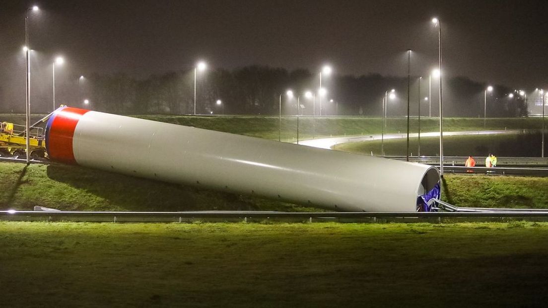 Het wordt nog een hele klus om de gigantische buis te bergen