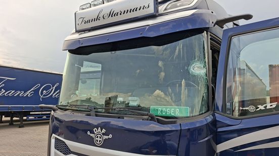 Steen op vrachtwagen gegooid vanaf brug: 'Iets meer naar het midden en ik zat hier niet meer' Nieuws