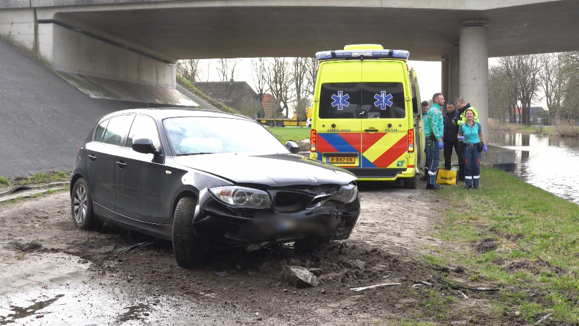 Auto Belandt Naast Viaduct Bij A37 - RTV Drenthe