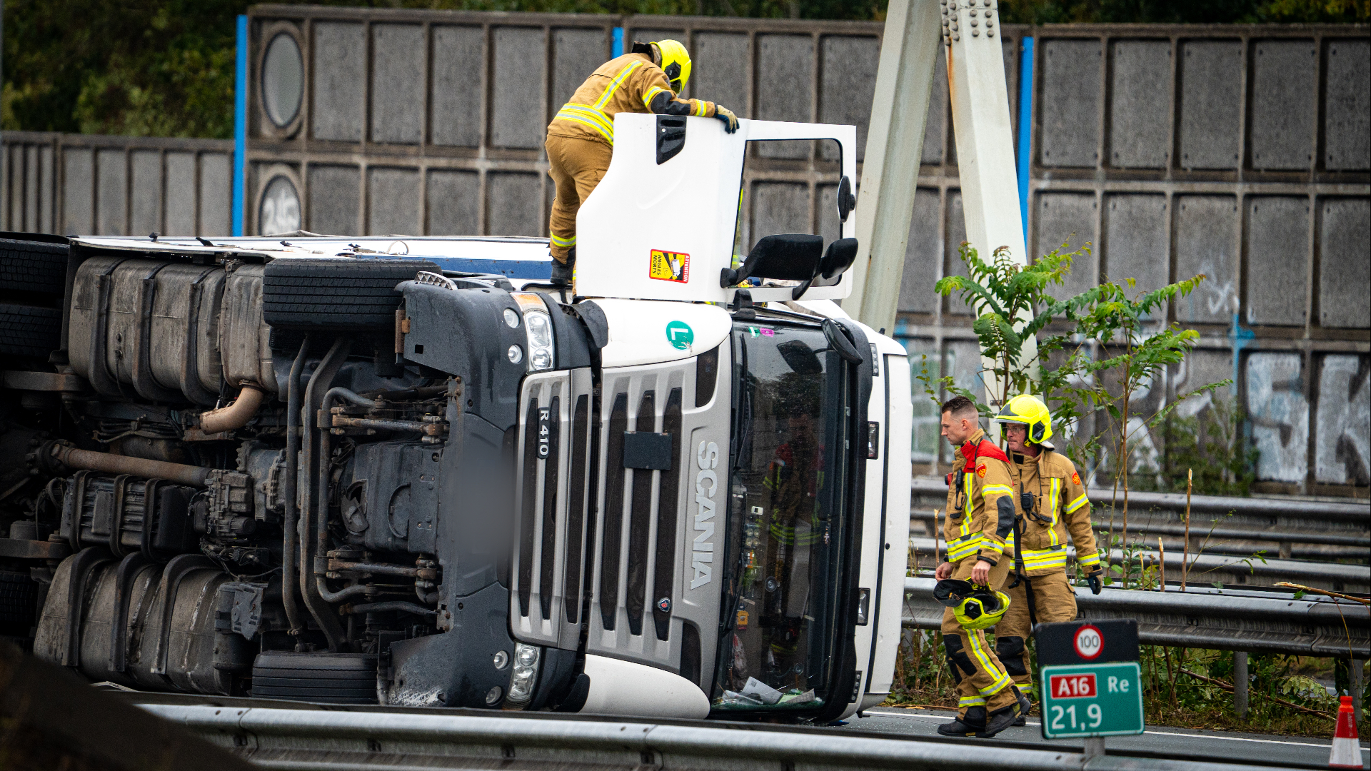 Vrachtwagen gekanteld bij Rotterdam-Feijenoord
