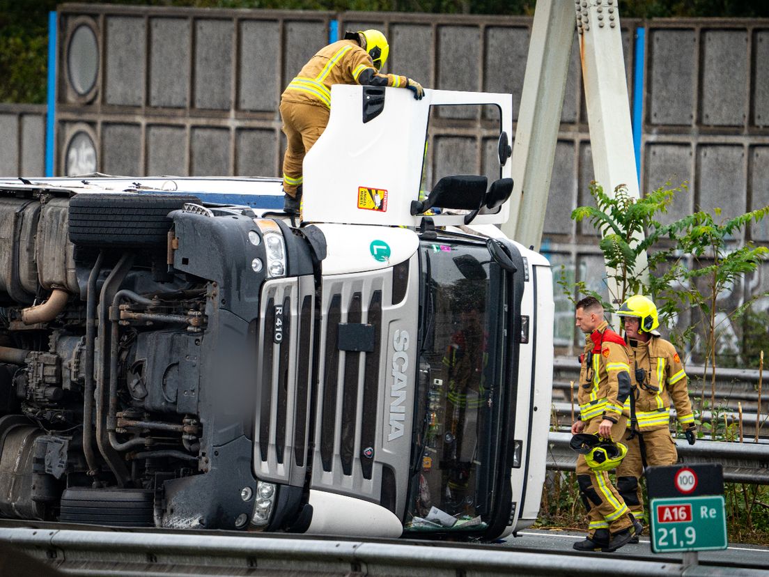 Vrachtwagen gekanteld bij Rotterdam-Feijenoord