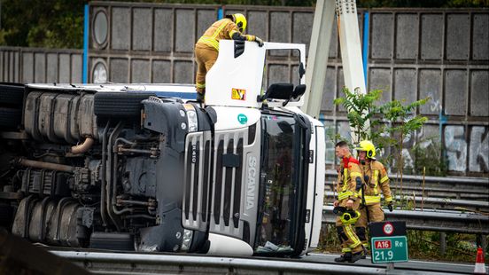 Vrachtwagen gekanteld op A16, diesel lekt uit tank. Vrachtwagen gekanteld op A16, diesel lekt uit tank.