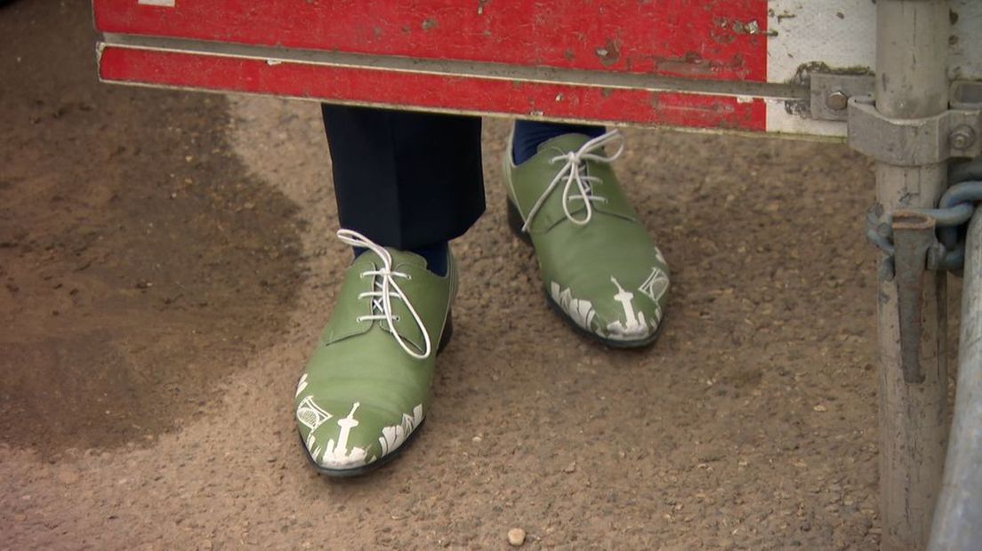 Hugo de Jonge met zijn mooie schoenen op de bouwplaats