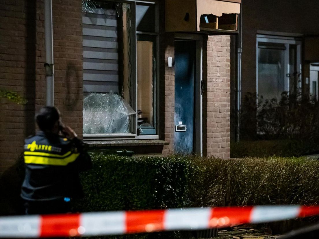 De straat ligt bezaaid met glas en brokstukken.