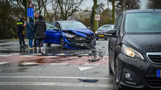 Twee auto’s zwaar beschadigd bij botsing
