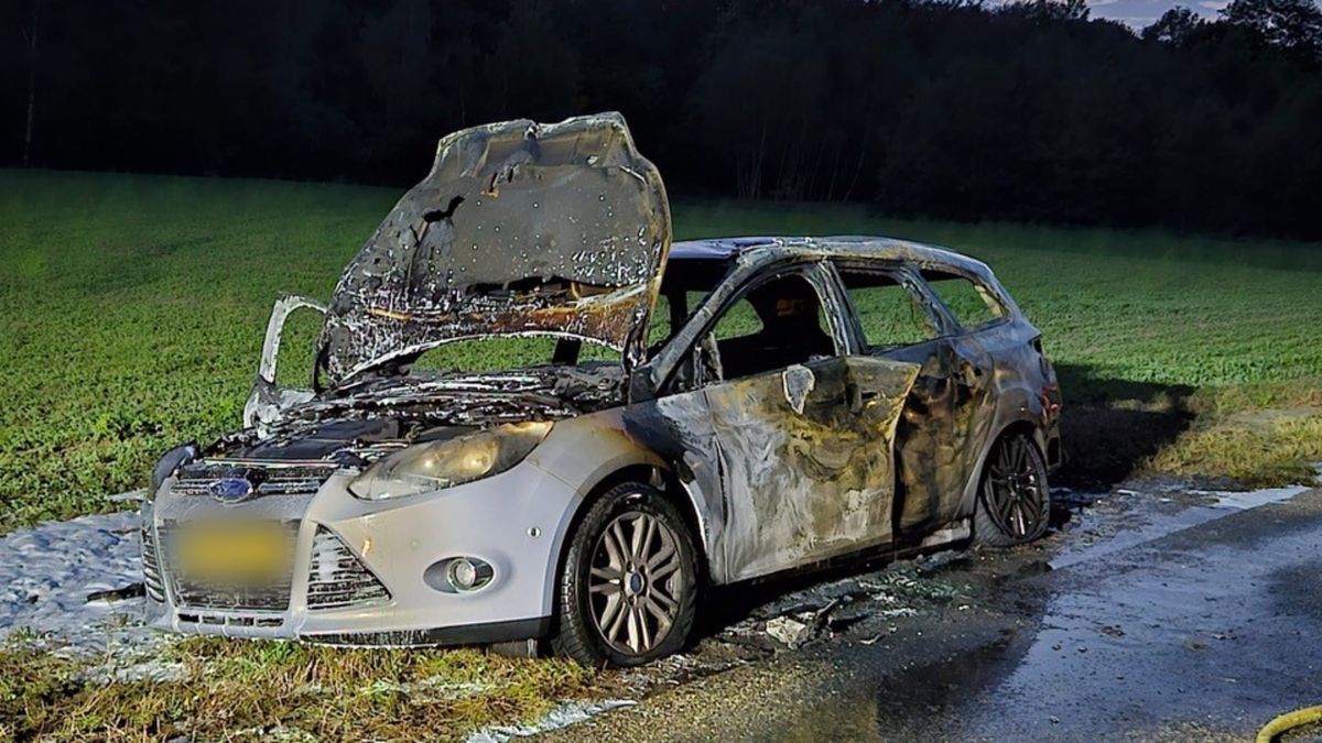 Autobrand Montfort: voertuig volledig verwoest