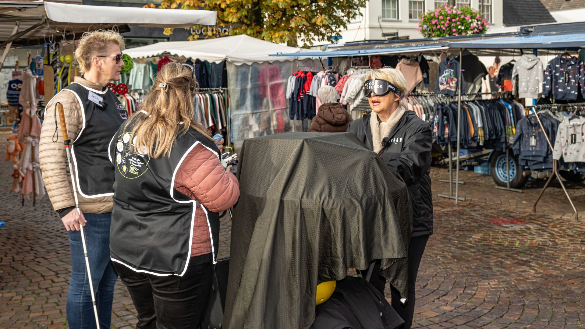 Leden van de groep Phoenix op de Winterswijkse weekmarkt.