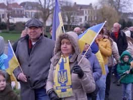 Stille tocht in Zwolle om oorlog in Oekraïne te herdenken, Oekraïners en Nederlanders lopen mee