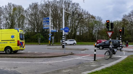 fietser op drukke kruising aangereden door vrachtwagen. fietser op drukke kruising aangereden door vrachtwagen.