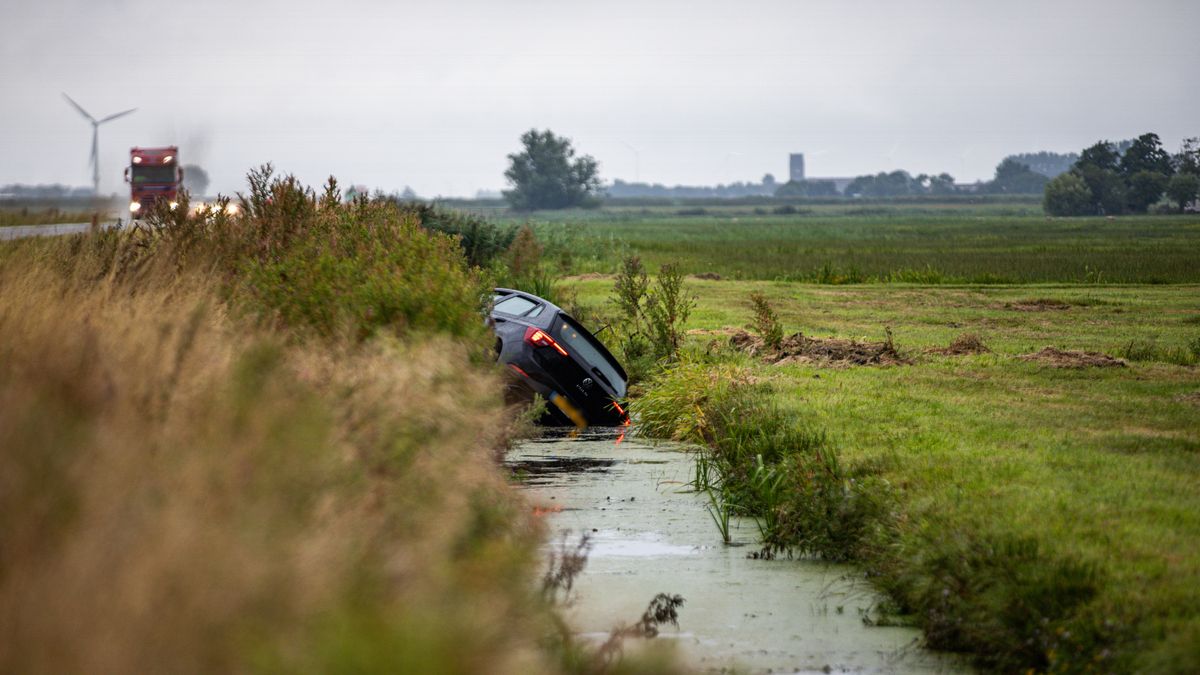 Auto belandt in de sloot bij Workum