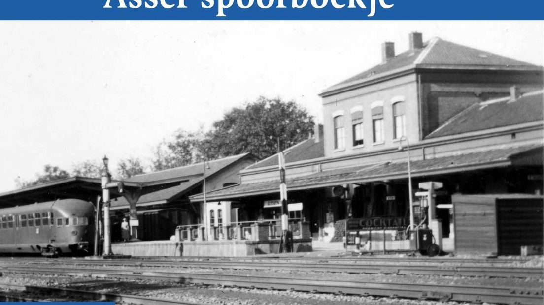 Het duurde jaren voordat Assen eindelijk een treinspoor kreeg (Rechten: omslag Asser spoorboekje