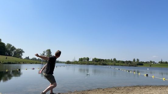 Steentjes vliegen over de Maas tijdens kampioenschap: 'Meer ketsen voor dorpsgevoel' Home