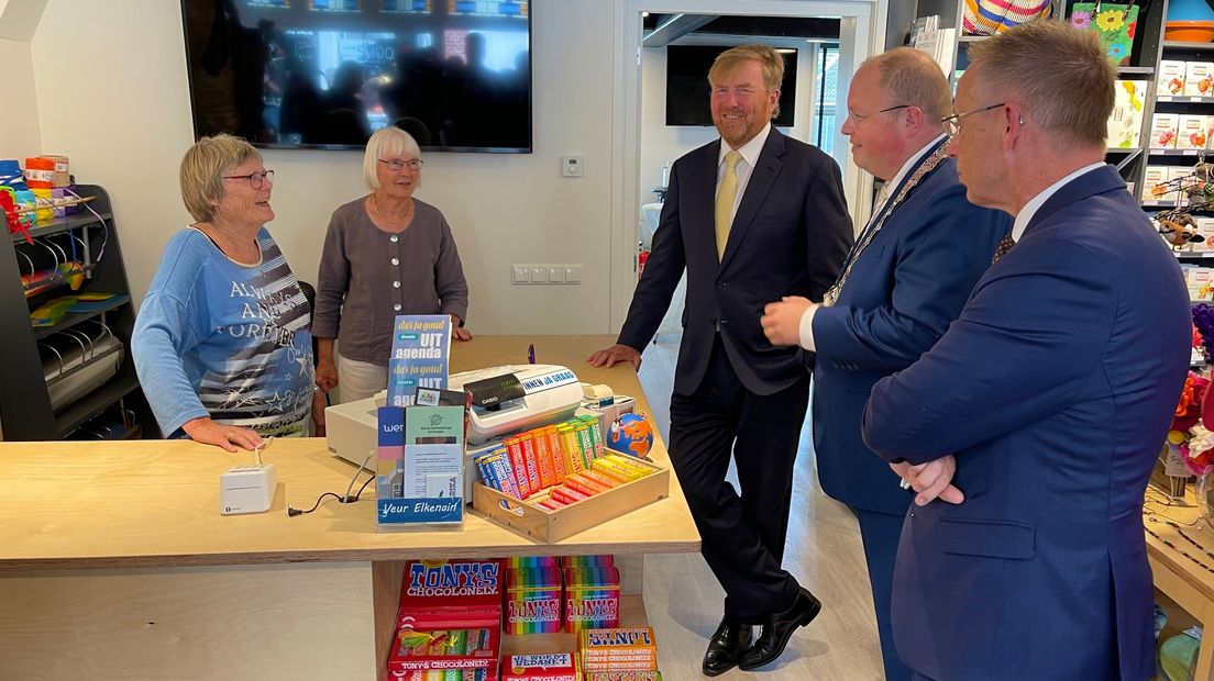 De koning bij de Wereldwinkel in Loppersum