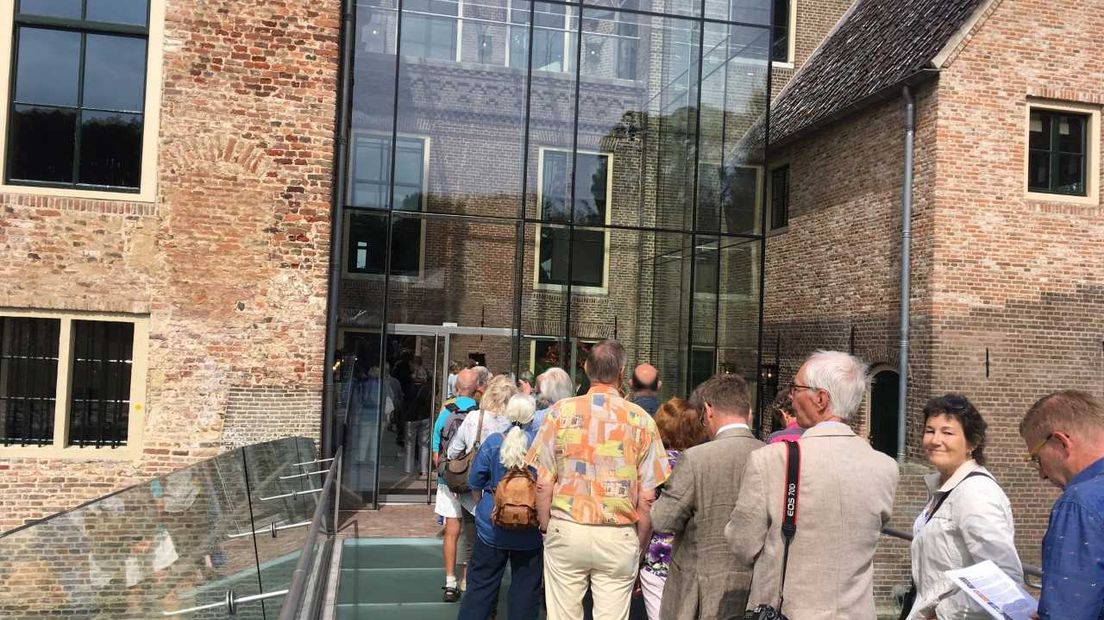 Er stonden dinsdagochtend tientallen mensen in de rij voor de opening van de tweede locatie van museum MORE in kasteel Ruurlo. Het museum, eigendom van miljardair Hans Melchers, toont het werk van kunstschilder Carel Willink.