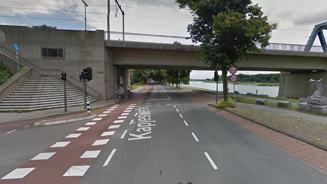 Automobilist 'met steen bekogeld' bij spoorbrug in Deventer