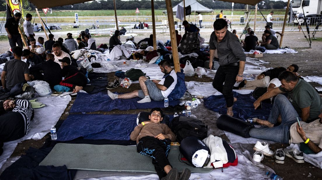 Afgelopen zomer sliepen honderden asielzoekers op het grasveld in Ter Apel