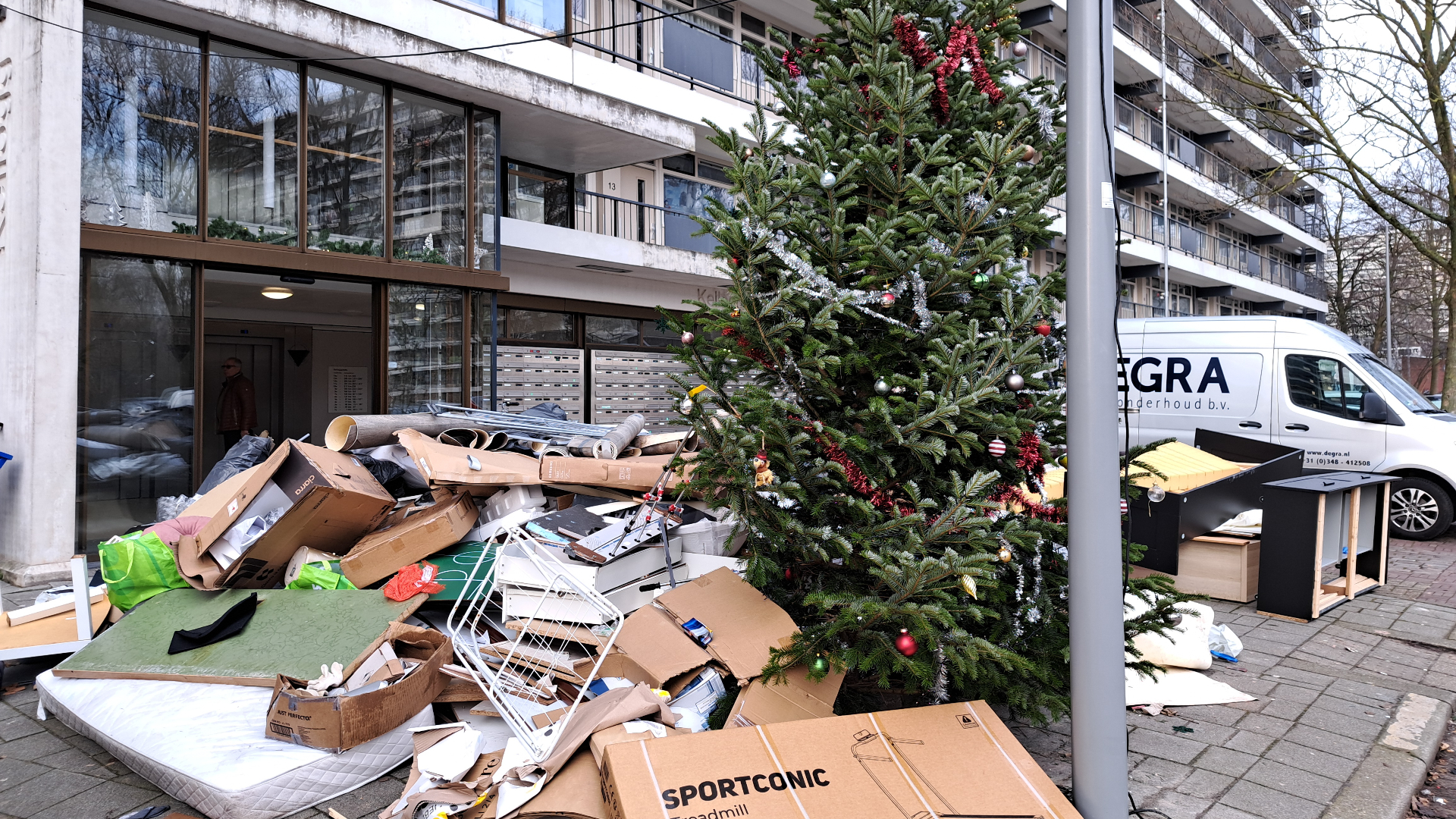 Metershoge stapel grofvuil bij het wooncomplex aan de Kelloggplaats in Rotterdam-Ommoord