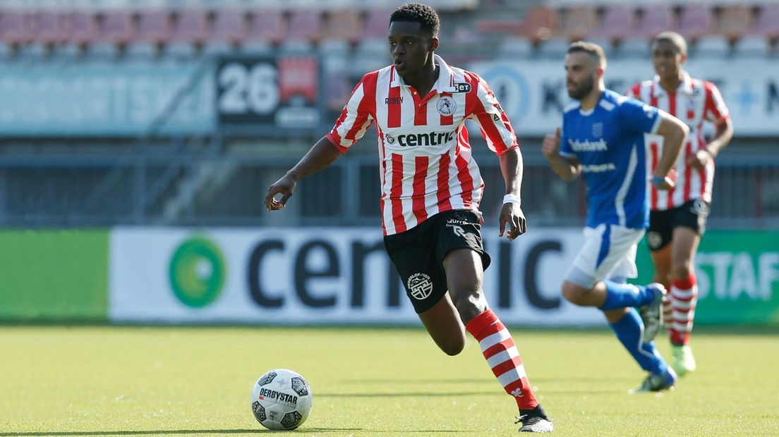 Aan de bal tijdens het duel Jong Sparta - GVVV in de tweede divisie.