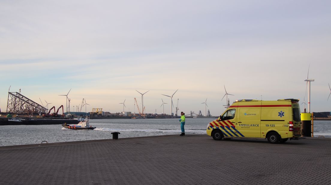 Zoekactie van hulpdiensten naar persoon te water