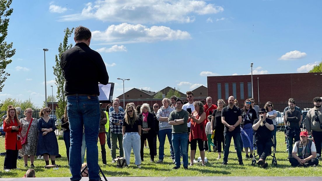 Deelnemers aan de manifestatie in Ter Apel luisteren naar een spreker