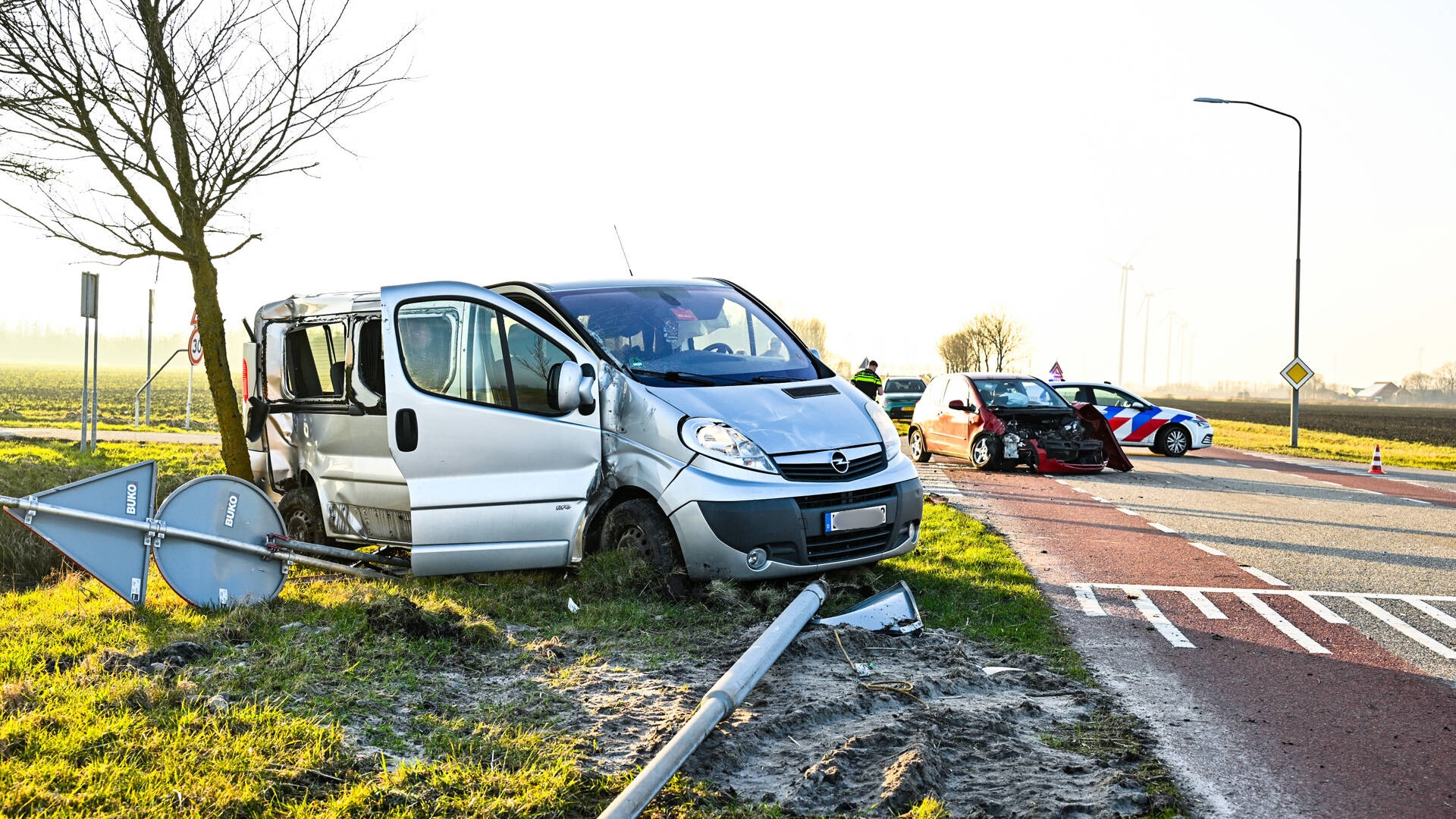 Motorrijder ernstig gewond na botsing met auto in Uithuizermeeden.