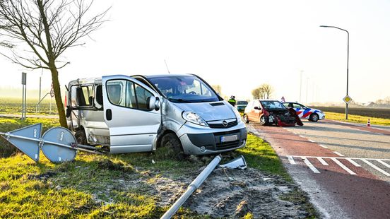 Motorrijder ernstig gewond na botsing met auto in Uithuizermeeden. Motorrijder ernstig gewond na botsing met auto in Uithuizermeeden.