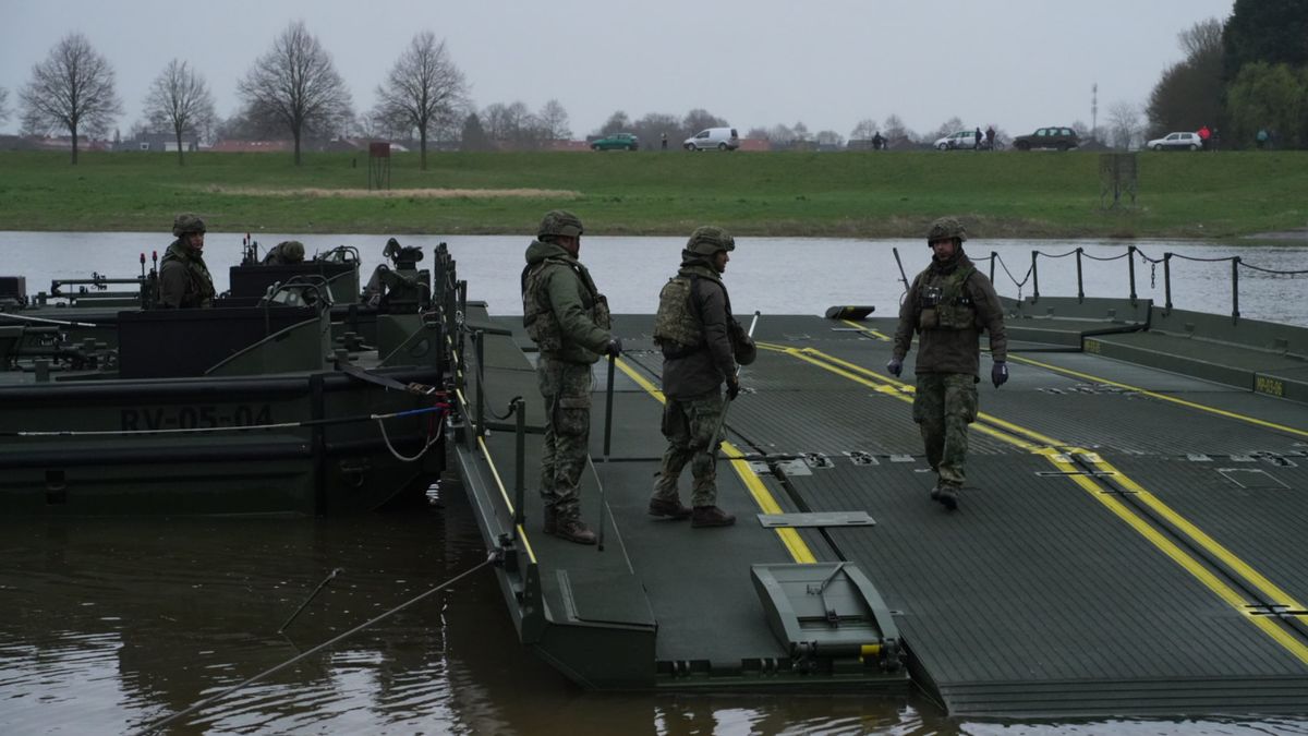 Militaire oefening op de Maas: 80 militairen bouwen een pontonbrug
